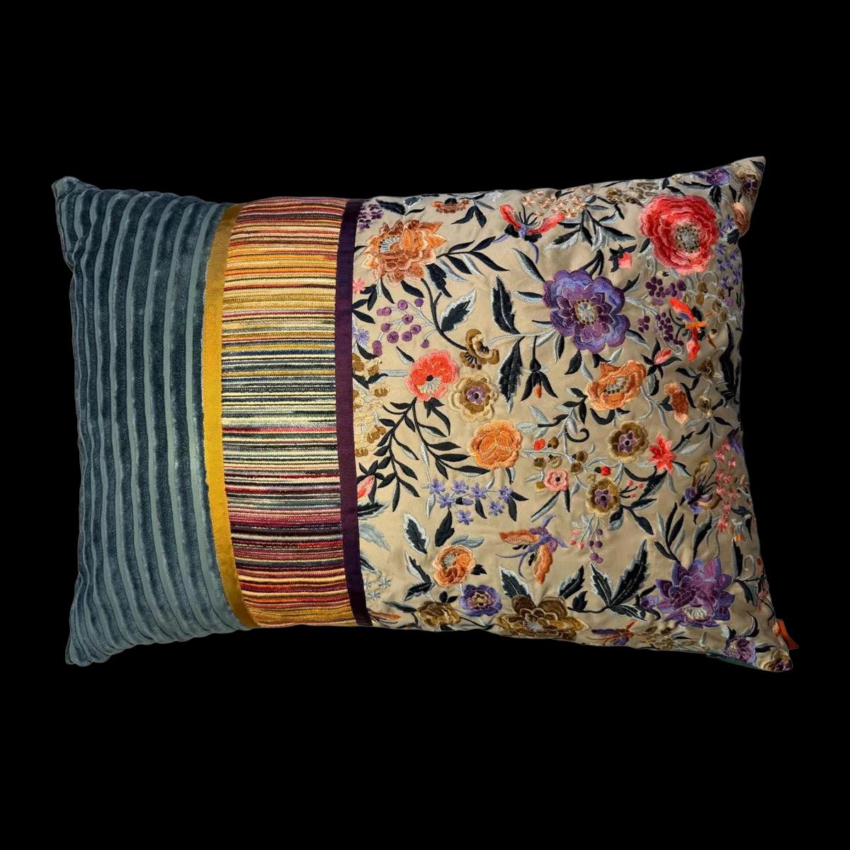 Coussin fleuri et rayure